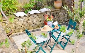 Bright & Beautiful Open Plan Coach House Painswick